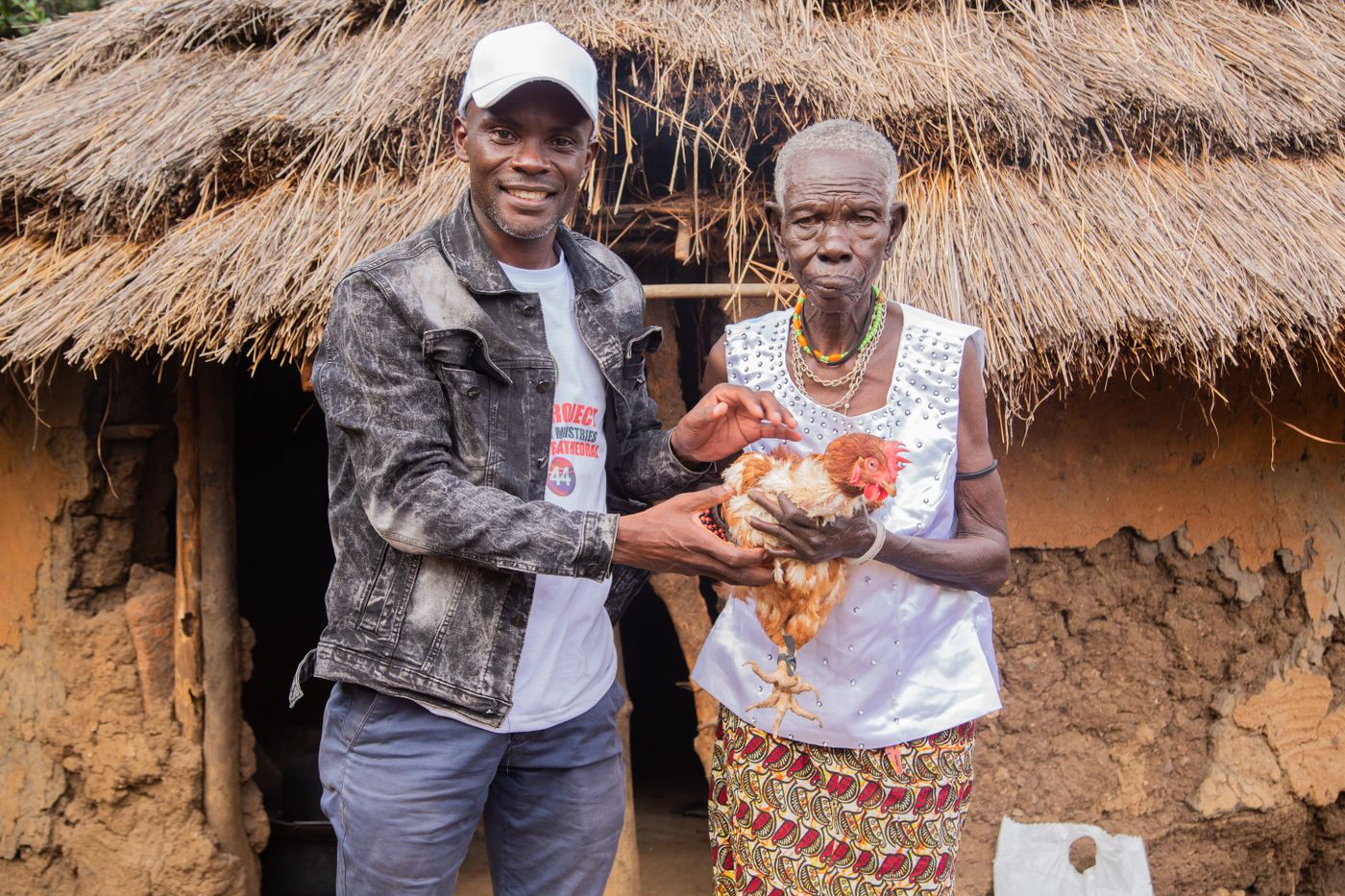 Remise d'une poule dans une cour de village